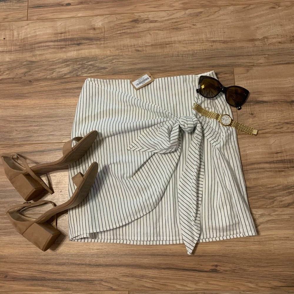 NWT Vestique Size Large White Striped Mini Skirt